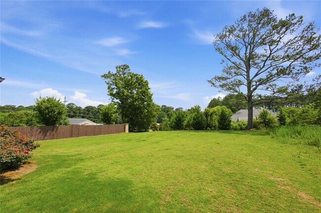 Building Photo - 2700 Westgate Park Dr