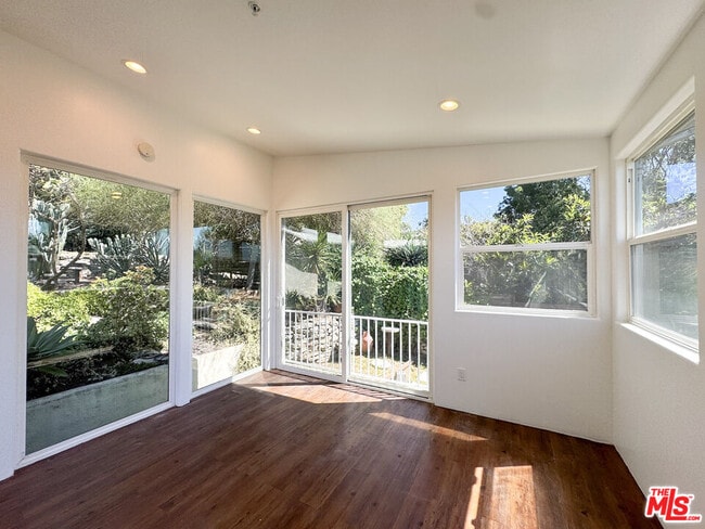 Building Photo - 3050 Knob Dr