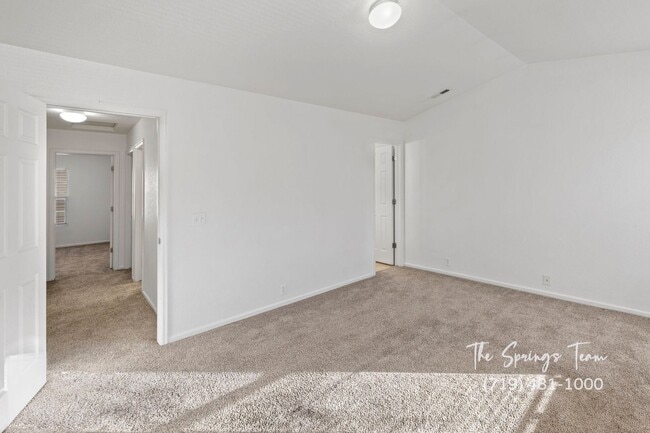 Building Photo - SPACIOUS 3BD/2.5BA TOWNHOME at THE BLUFFS AT SPRING CREEK with A/C **$500 move-in credit with a 1...