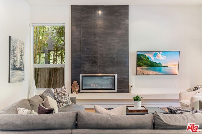 Building Photo - 833 N Orange Grove Ave