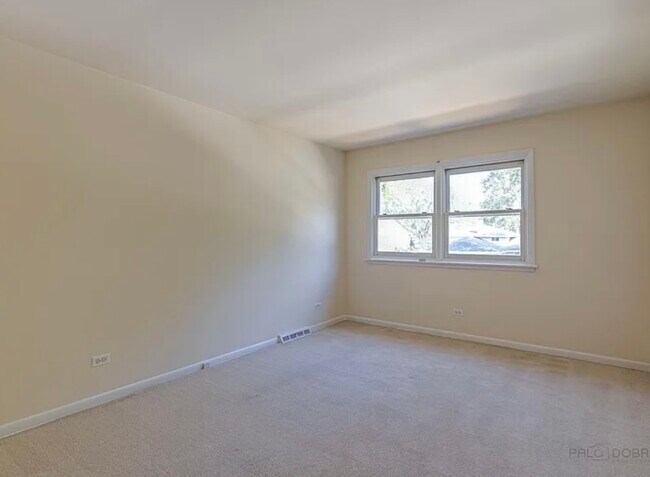Building Photo - 317 E Valley Ln