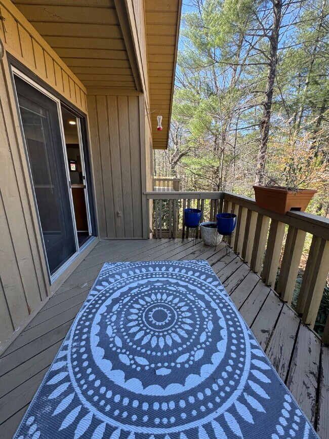 Building Photo - "Charming 2-Bedroom Condo with Cozy Fireplace in Hendersonville – 1603 Sq Ft of Comfort!"