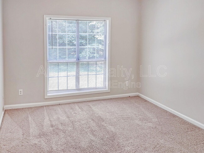 Building Photo - 553 Washington Dr