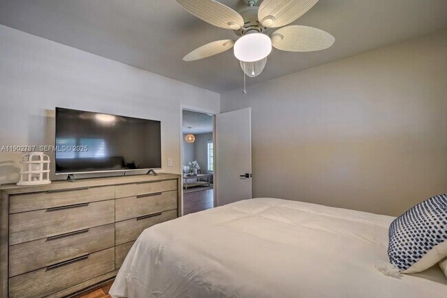 Building Photo - 558 102nd Ave N