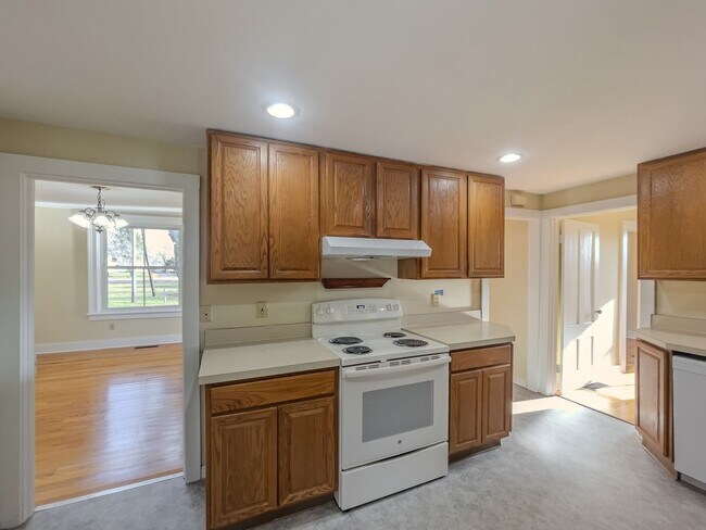 Building Photo - Spacious Renovated Colonial on The Lebanon Green