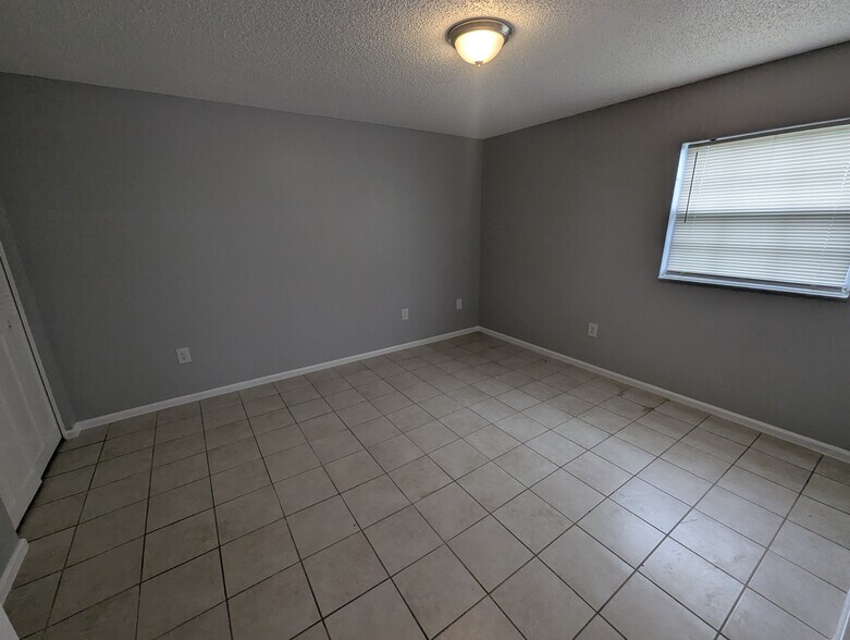 Master Bedroom - 1920 E Edgewood Dr