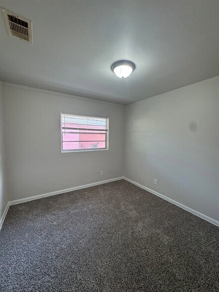 Building Photo - 1204 Clay St