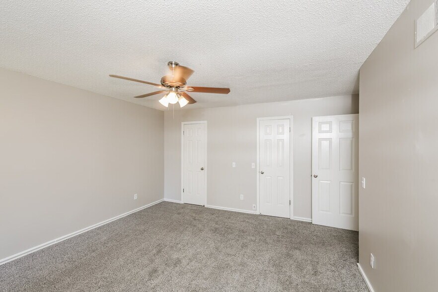 Building Photo - 4000 Kingsland Cove