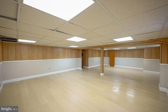 Building Photo - 701 Crestbrook Ave