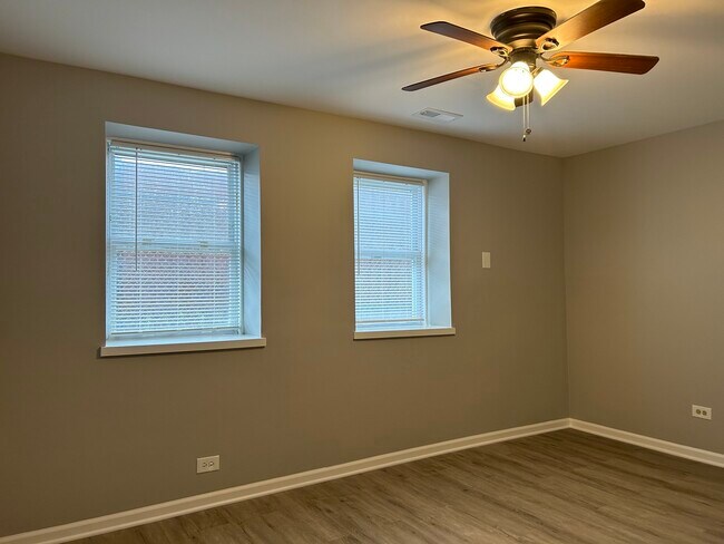 Building Photo - 5122 30th Pl