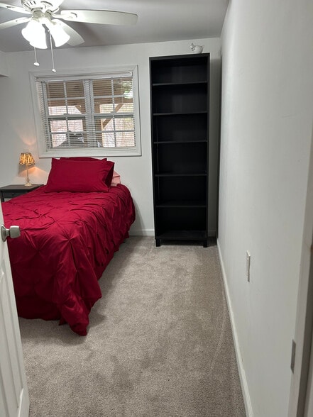 Second bedroom - 250 Barbara Ln