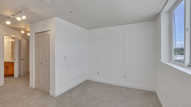 Building Photo - 2bd/1.75ba Bellevue Condo