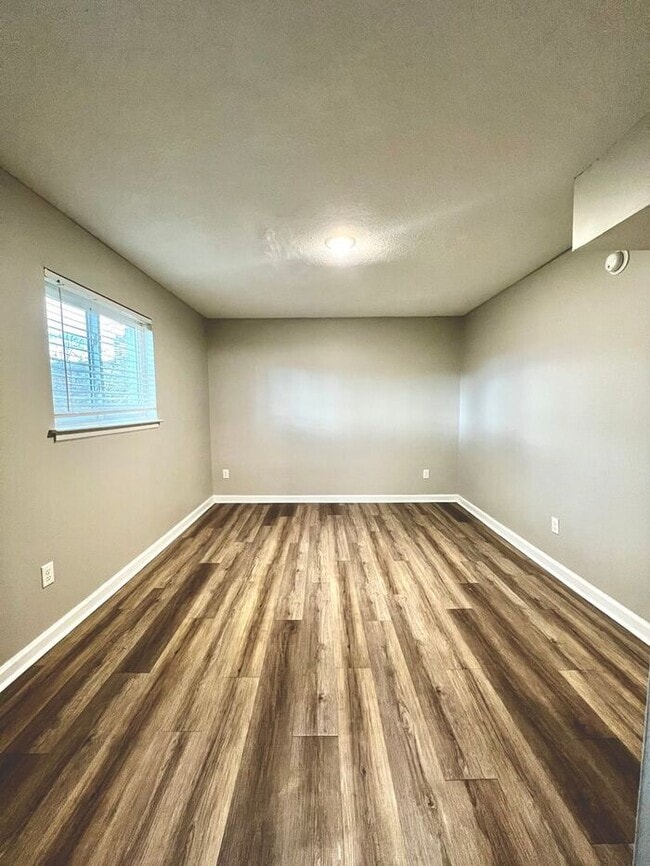 Building Photo - Newly Renovated 1bd/1ba Near University of Memphis!