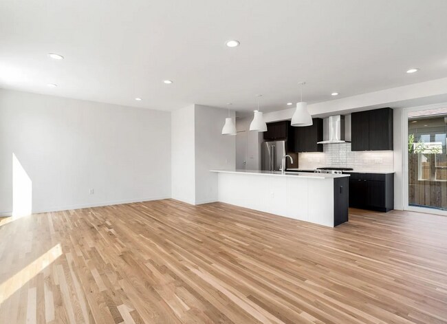 Building Photo - FIRST MONTH'S FREE!! Modern 2 bed, 2.5 bat...