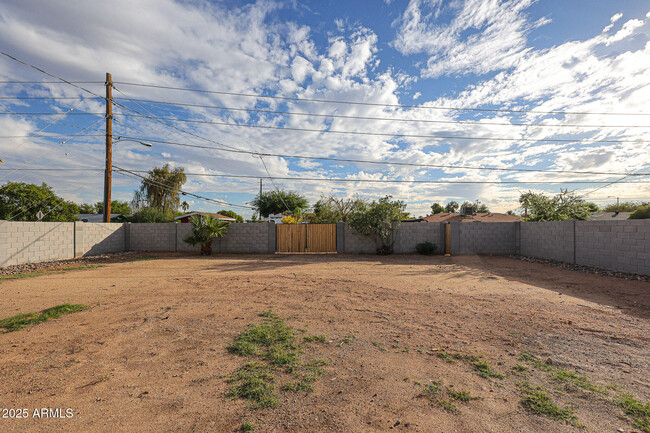 Building Photo - 2301 W Osborn Rd