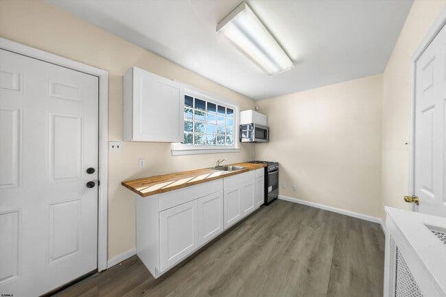 Building Photo - 616 W Ocean Heights Ave