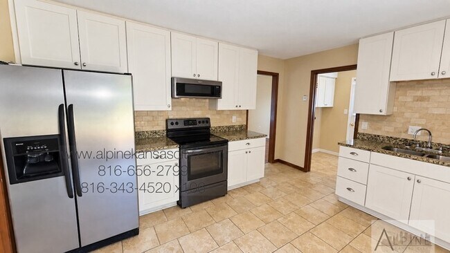 Building Photo - Beautiful Split Level, 5 TRUE Bedrooms!