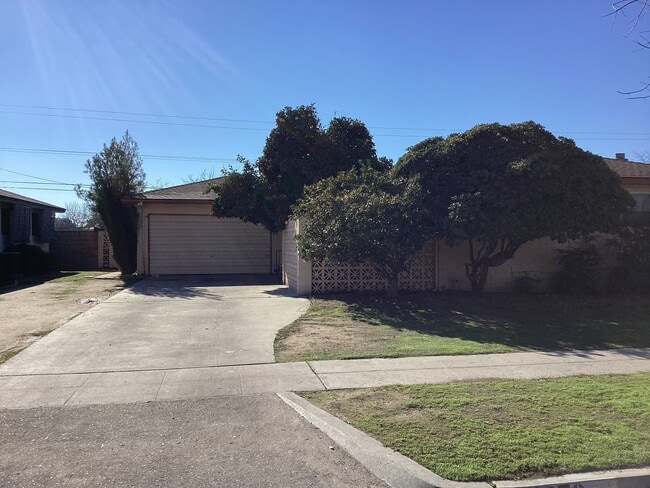 Primary Photo - 4876 E Floradora Ave
