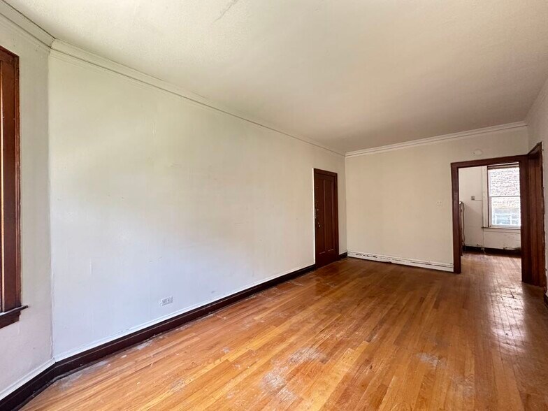 Building Photo - 4830 W Addison St