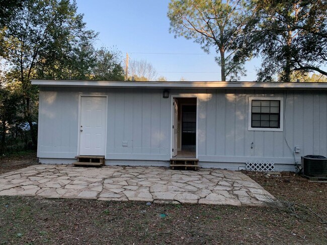 Building Photo - 6139 Syrcle Ave