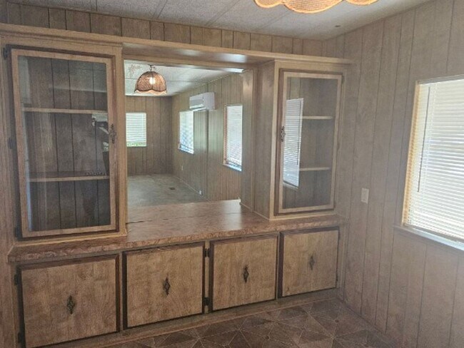 Building Photo - 571 Clover Dr