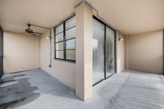 Building Photo - 3900 N Hills Dr