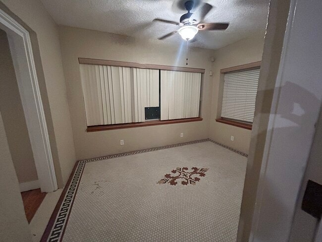 Building Photo - 833 5th Ave N