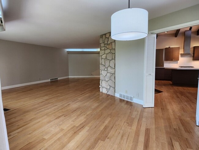 Building Photo - Beautiful 5 Bd 3.5 Ba Home in Holladay