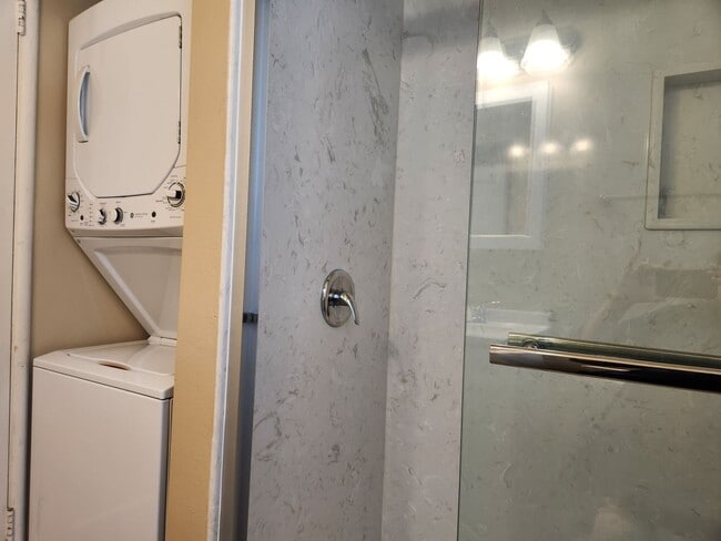 Building Photo - Spacious One bedroom with In-unit Laundry Available April 5th.