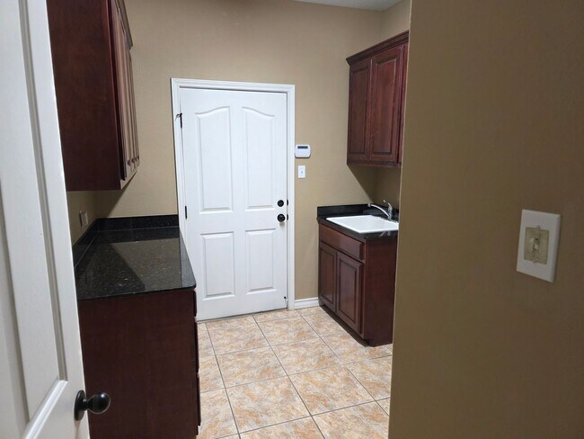 Building Photo - Quiet & Amenities on the Southside!