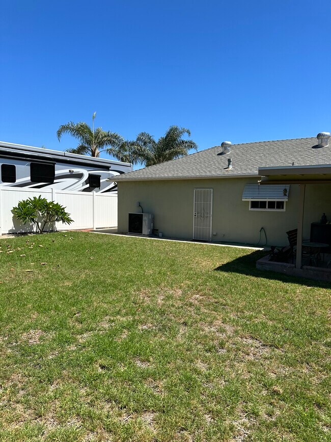 Building Photo - 909 Rosewood Ave