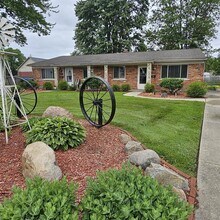 Building Photo - Nice 2 Bedroom Duplex on Quite Court in Fr...
