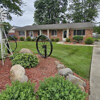 Building Photo - Nice 2 Bedroom Duplex on Quite Court in Fr...