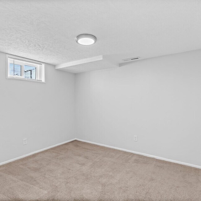 Building Photo - Salt Lake 5 Bedroom Home