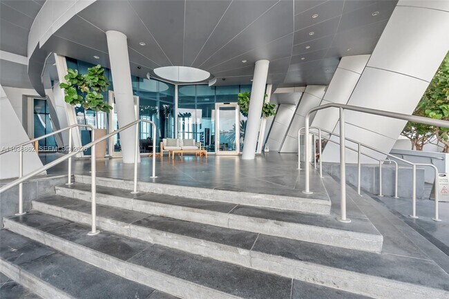 Building Photo - 17001 Collins Ave