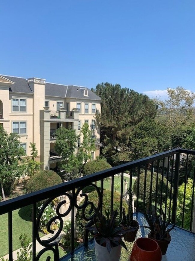 Building Photo - Top Floor One Bedroom Unit in Gated Commun...