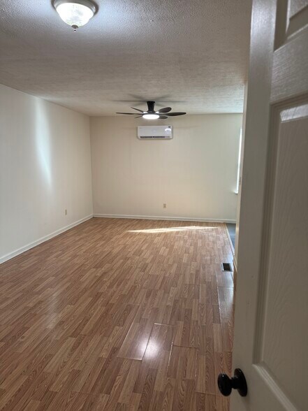 Master bedroom - 414 E 2nd St