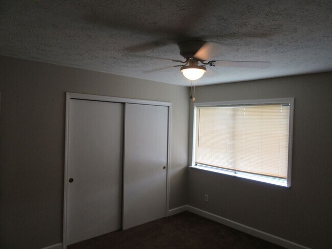 Building Photo - 6913 Cherry St. #V