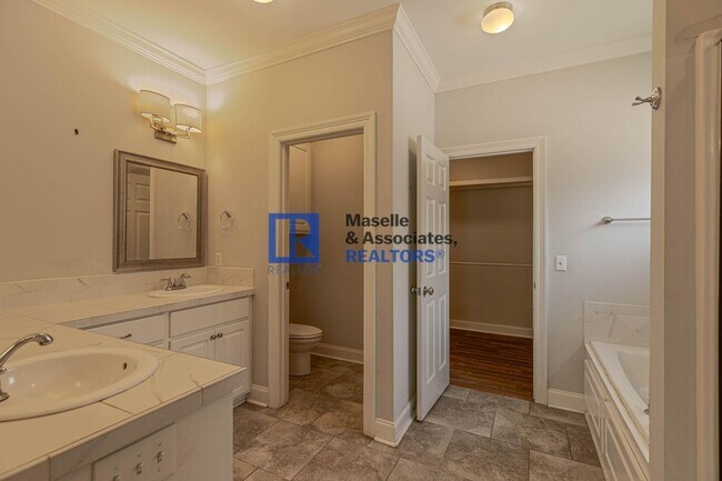 Building Photo - Beautiful 4 bedroom, 2 bathroom house in B...