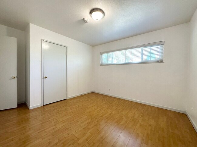 Building Photo - 3 bedroom 1 bathroom home located in Sacra...