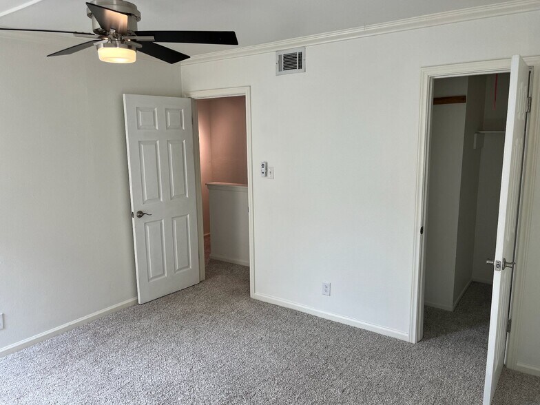 Building Photo - 3431 N Hills Dr