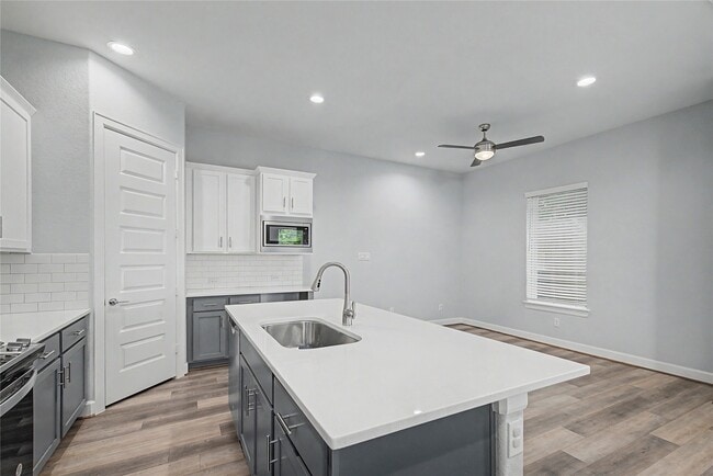 Building Photo - 911 W 35th St