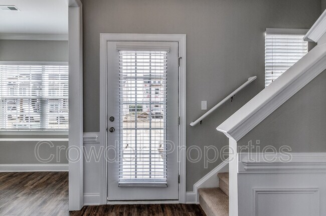 Building Photo - 362 Halton Crossing Dr SW