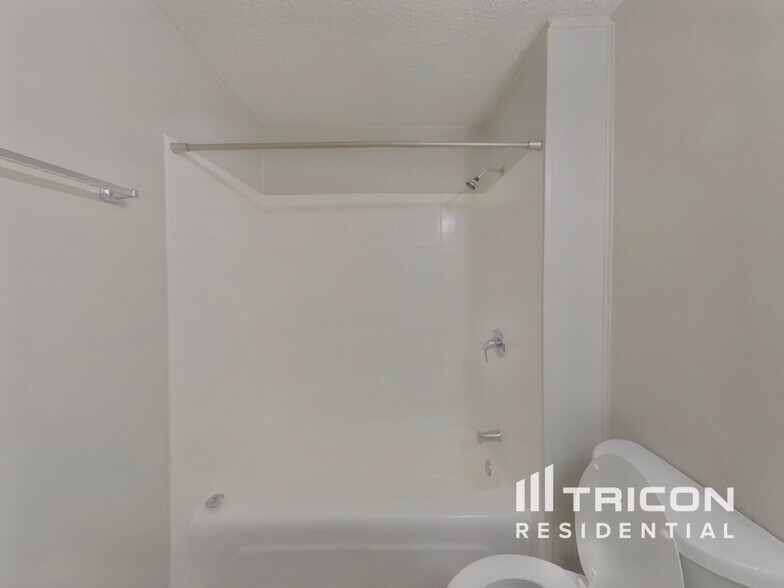 Building Photo - 1916 Tracey Cir