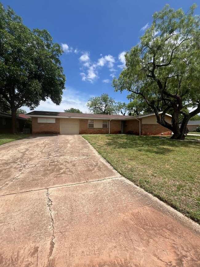 Primary Photo - really Nice Family Home