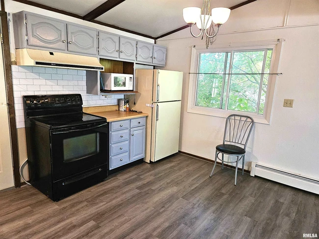 kitchen - 233 N Taylor St