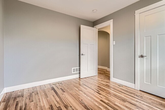Building Photo - 4 Bed, 2 Bath Duplex in East Colfax – Brig...