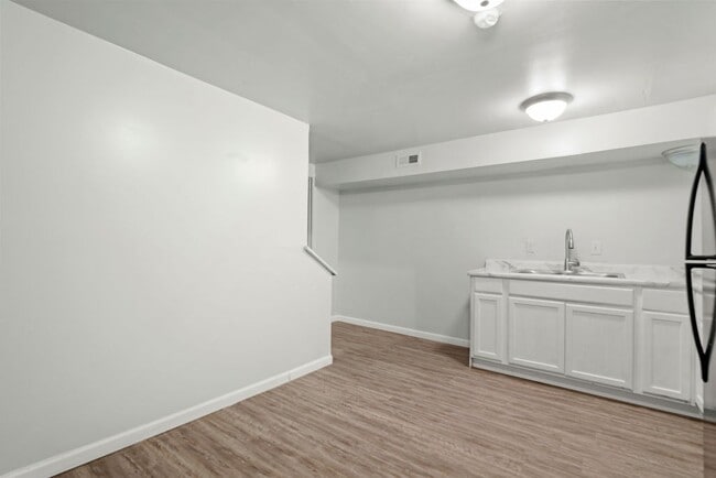 Building Photo - 1306 E 18th Ave