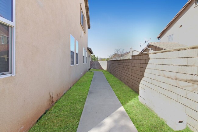 Building Photo - 1212 Lavendar Way