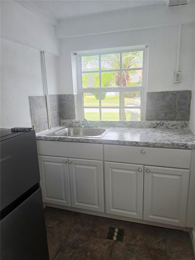 Building Photo - 3458 Capri Dr